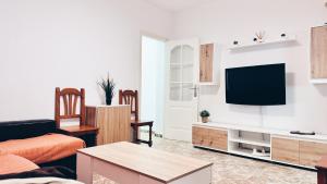 モトリルにあるCasa Falucho Motrilのソファと壁掛けテレビのあるリビングルーム