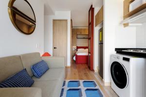a living room with a couch and a washing machine at Casa Colon in Mexico City