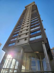 サンティアゴにあるMWC Apartments Compañía 3の上部の高層ビル