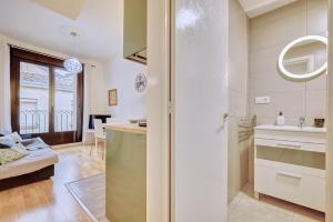 a kitchen and a living room with a sink at Santo Tomás I in Haro
