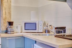 a kitchen with a sink and a computer on a counter at Santo Tomás I in Haro