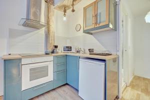 a kitchen with blue cabinets and white appliances at Santo Tomás I in Haro