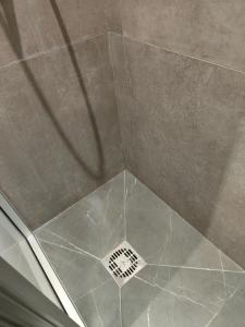 d'une douche avec un sol en carrelage et un drain. dans l'établissement Sweet Rooms San Francesco, à Naples