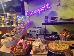 Comida en o cerca de este hotel