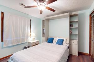 une chambre avec un lit et un ventilateur de plafond dans l'établissement Shipwatch Pointe II Q-305, à Myrtle Beach 30 autres photos