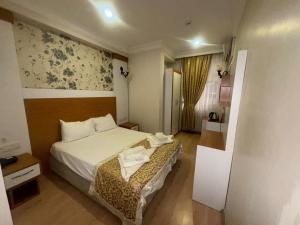 Postel nebo postele na pokoji v ubytování Raimond Hotel