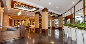 a lobby with a row of white chairs and windows at Ecuabook torre sol 32 mall del Sol in Guayaquil +25 photos