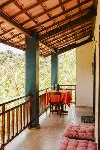a balcony with a table and a view of the mountains at Villa Nova Holanda in Guaramiranga