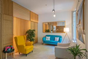 Sercotel El Balcón de la Bahía Suites的休息区