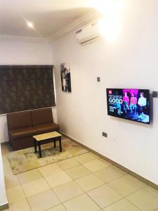 TV at/o entertainment center sa Ringruby Hotel, Sangotedo