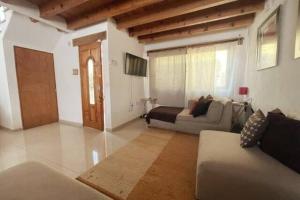 a living room with a couch and a table at Casa de los Angeles Encanto en Tequisquiapan 6p in Tequisquiapan