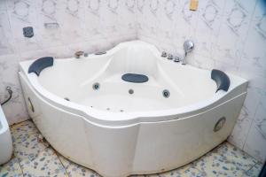 Bathroom sa Ringruby Hotel, Sangotedo
