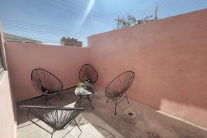 three chairs and a table on a patio at Casa de los Angeles Encanto en Tequisquiapan 6p in Tequisquiapan