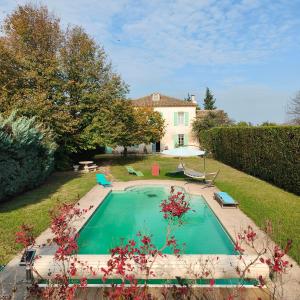 Πισίνα στο ή κοντά στο Chambres d'hôtes de La Folie en Arles