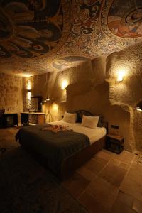 Postel nebo postele na pokoji v ubytování Cappadocia Vita Cave Hotel