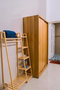 Palanda nebo palandy na pokoji v ubytování Hiếu Sang 68 Hostel & Villas Seaview Bến tàu Rạch Giá Harbor City
