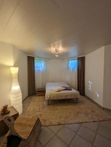 a bedroom with a bed and a table and a lamp at Apartments in Vienna suburbs - 40 min from Vienna city center 