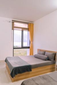Postel nebo postele na pokoji v ubytování Hiếu Sang 68 Hostel & Villas Seaview Bến tàu Rạch Giá Harbor City