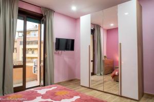 a room with a pink wall with a mirror at Sophie's Choice 2 in Rome