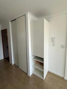 an empty room with a large white closet at Departamento super luminoso - Zona 12 y 38 in La Plata