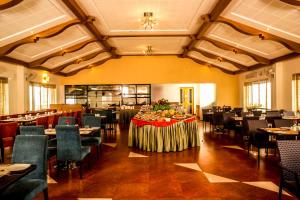 una sala da pranzo con tavoli e sedie in un ristorante di Park Connect a Cochin