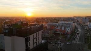 奥西耶克DISTRICT boutique的城市的日落,建筑和街道