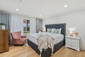 Ένα ή περισσότερα κρεβάτια σε δωμάτιο στο Stunning 5BR Big Modern Home with Parking Malls and Parks