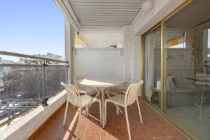 a balcony with a table and chairs on it at Hauzify I Apartament Michelangelo in Salou