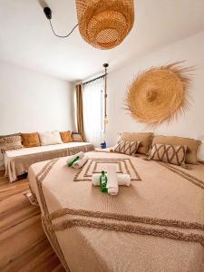 Chakra House Fuerteventura - Affordable Rooms in a Cozy Guesthouse客房内的一张或多张床位