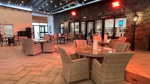 Een restaurant of ander eetgelegenheid bij Sweeney's Hotel 2020 Limited