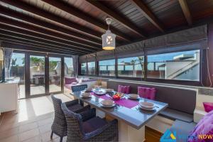 jadalnia ze stołem i krzesłami w obiekcie Casa Bonita - LH144 By Villas Now Ltd w mieście Playa Blanca