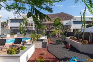 dziedziniec z basenem i budynkiem w obiekcie Casa Bonita - LH144 By Villas Now Ltd w mieście Playa Blanca