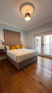 Een bed of bedden in een kamer bij Sweeney's Hotel 2020 Limited
