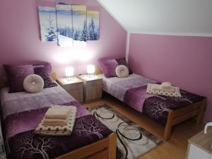 Tempat tidur dalam kamar di Apartmani NECA Zlatar