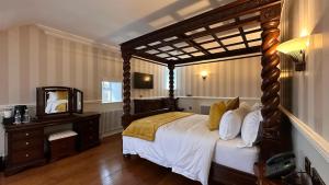 Een bed of bedden in een kamer bij Sweeney's Hotel 2020 Limited