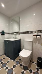 Een badkamer bij Sweeney's Hotel 2020 Limited