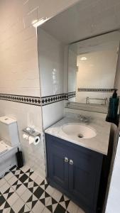 Een badkamer bij Sweeney's Hotel 2020 Limited