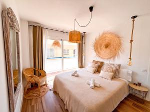 科拉雷侯Chakra House Fuerteventura - Affordable Rooms in a Cozy Guesthouse的一间带床和大窗户的卧室