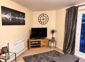 TV a/nebo společenská místnost v ubytování A Cosy 2-Bedroom Flat in Warrington