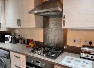 Kuchyň nebo kuchyňský kout v ubytování A Cosy 2-Bedroom Flat in Warrington