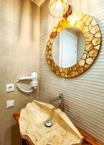Chakra House Fuerteventura - Affordable Rooms in a Cozy Guesthouse的一间浴室