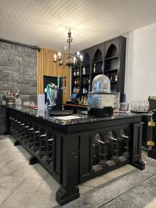 De lounge of bar bij Sweeney's Hotel 2020 Limited
