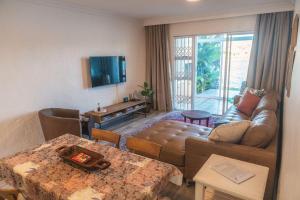 Μια τηλεόραση ή/και κέντρο ψυχαγωγίας στο The Ark Guesthouse at Marina Martinique