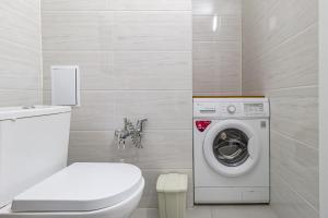 a bathroom with a toilet and a washing machine at Красивая квартира в ЖК Комсомольский in Taldykolʼ +11 photos