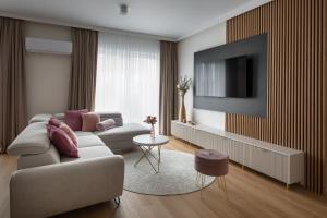 Una televisión o centro de entretenimiento en Apartament Piwonia