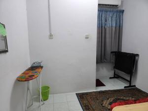 バンティングにあるD'Haja 32 KLIA SEPANG with 2 Airconds & FREE WiFiの白い部屋(テーブル、テレビ付) +7枚の写真