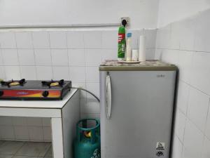 バンティングにあるD'Haja 32 KLIA SEPANG with 2 Airconds & FREE WiFiの小さなキッチン(コンロ、冷蔵庫付)