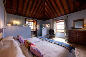 ein Schlafzimmer mit einem großen Bett in einem Zimmer in der Unterkunft Haciendas del Valle-Montemayor in Las Toscas
