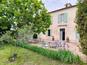 Κήπος έξω από το Chambres d'hôtes de La Folie en Arles