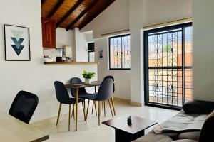a living room with a table and chairs at Duplex con terraza en el corazón de Envigado 300mb in Envigado